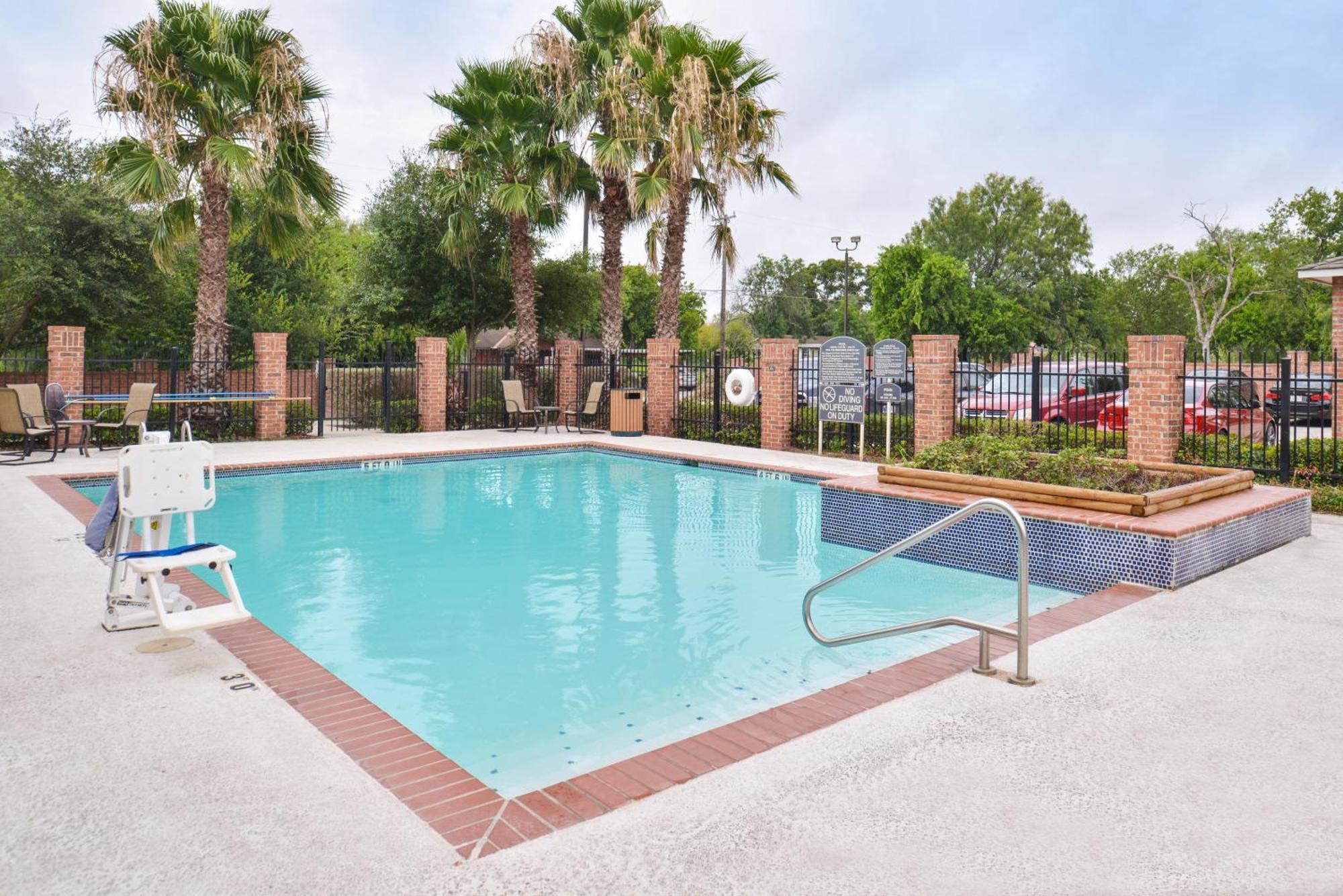 Holiday Inn Express & Suites San Antonio South Extérieur photo