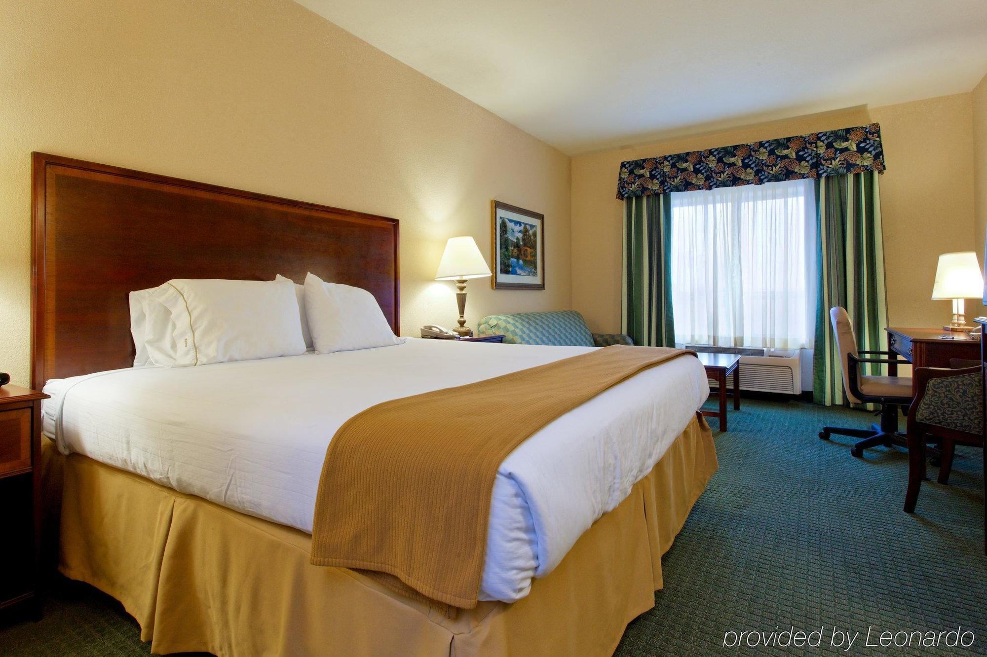 Holiday Inn Express & Suites San Antonio South Chambre photo